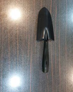 نمای کلی بیلچه به رنگ مشکی