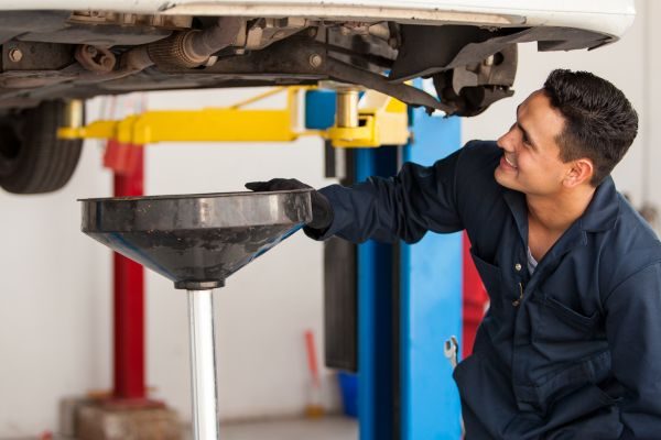 راهنمای جامع انتخاب لباس کار برای محیط های روغنی