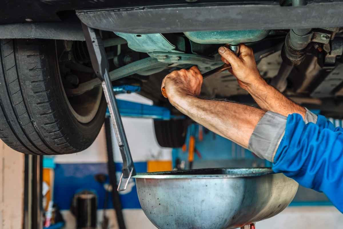 راهنمای جامع تعویض روغن ماشین؛ زمان، مراحل و نکات طلایی